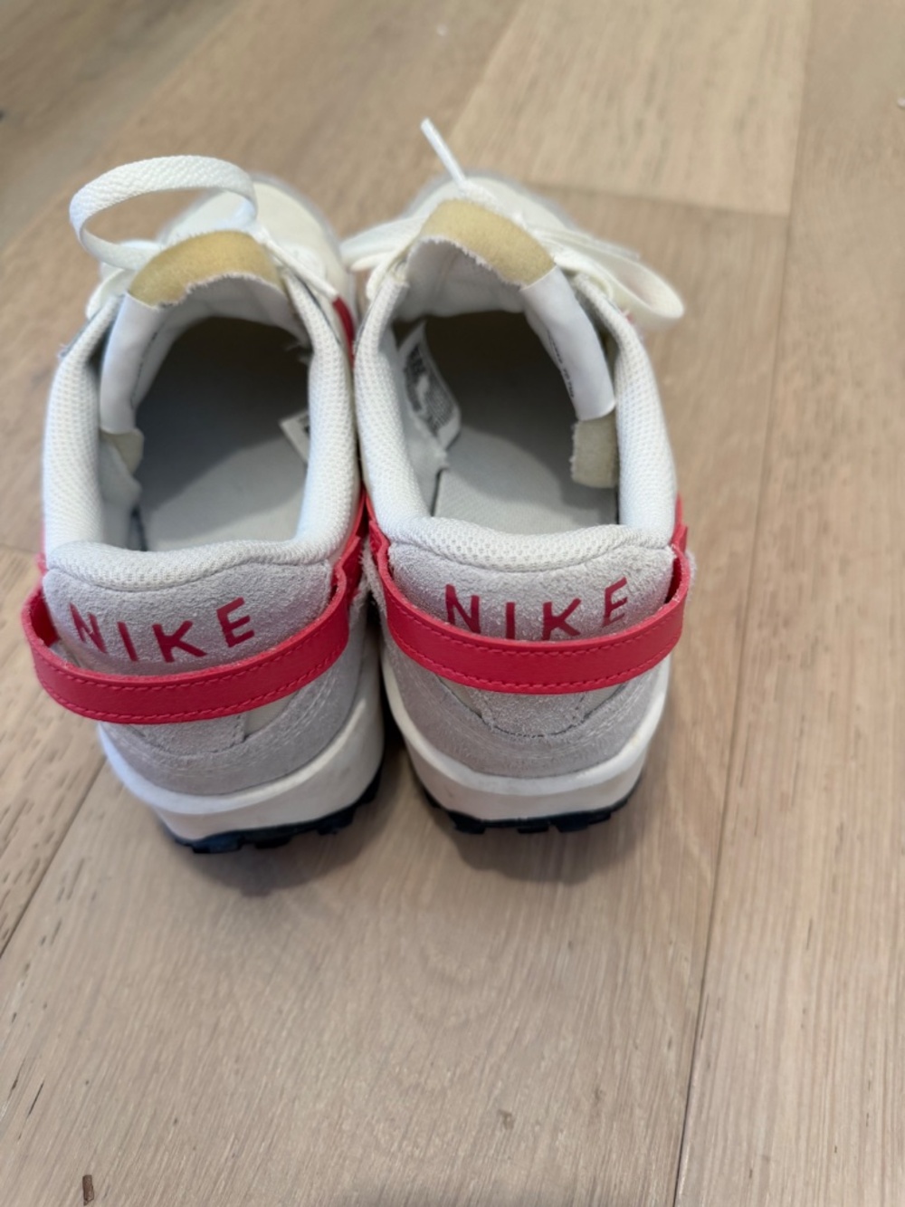 *LIKE NEW* Nike Women's - Size 8